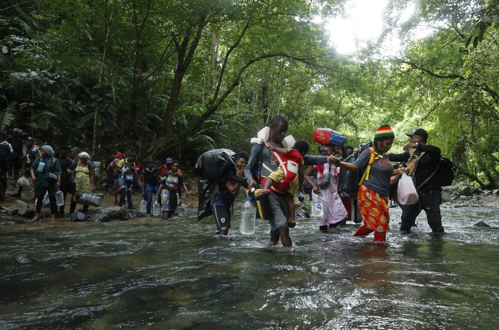 Fotografía de archivo fechada el 28 de septiembre de 2021 que muestra a migrantes haitianos en su viaje hacia Panamá por el Tapón del Darién, en Acandí, Chocó (Colombia). EFE/Mauricio Dueñas Castañeda