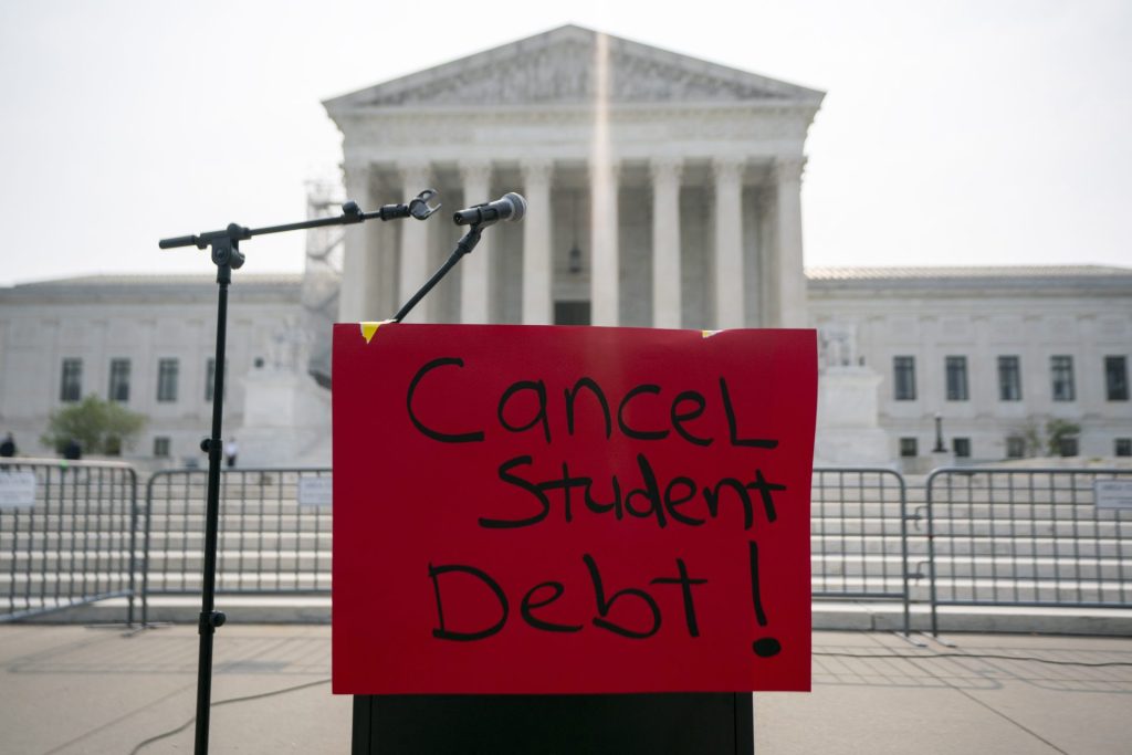 Vista de una pancarta con un mensaje de respaldo a la legalidad del plan del Gobierno de Joe Biden para cancelar la deuda estudiantil de millones de estudiantes universitarios, frente al Tribunal Supremo de EE.UU., este 30 de junio de 2023, en Washington. EFE/Shawn Thew