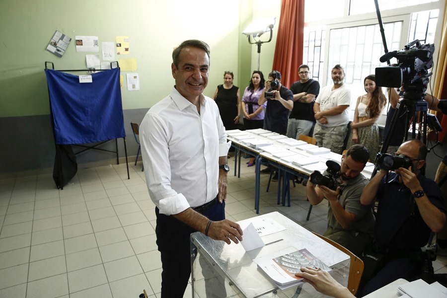 El primer ministro griego, Kyriakos Mitsotakis, deposita su voto hoy