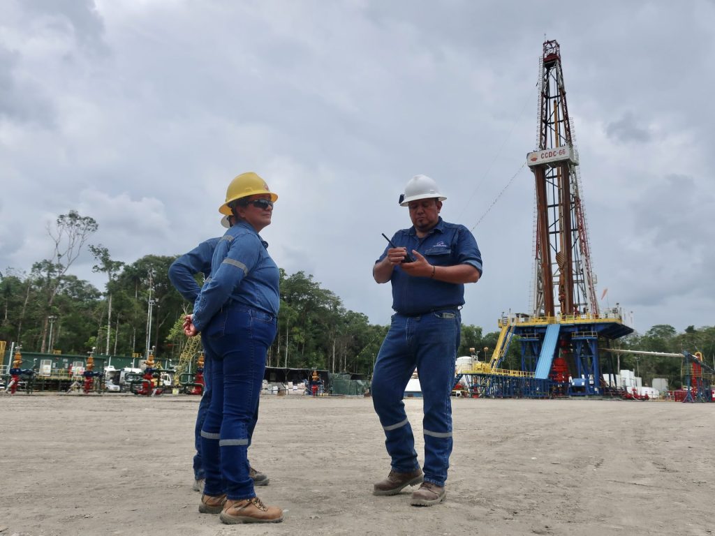 Trabajadores de la estatal Petroecuador hablan frente a una torre de perforación de la plataforma Ishpingo, el 21 de junio de 2023 en el Parque Nacional Yasuní (Ecuador). EFE/Fernando Gimeno