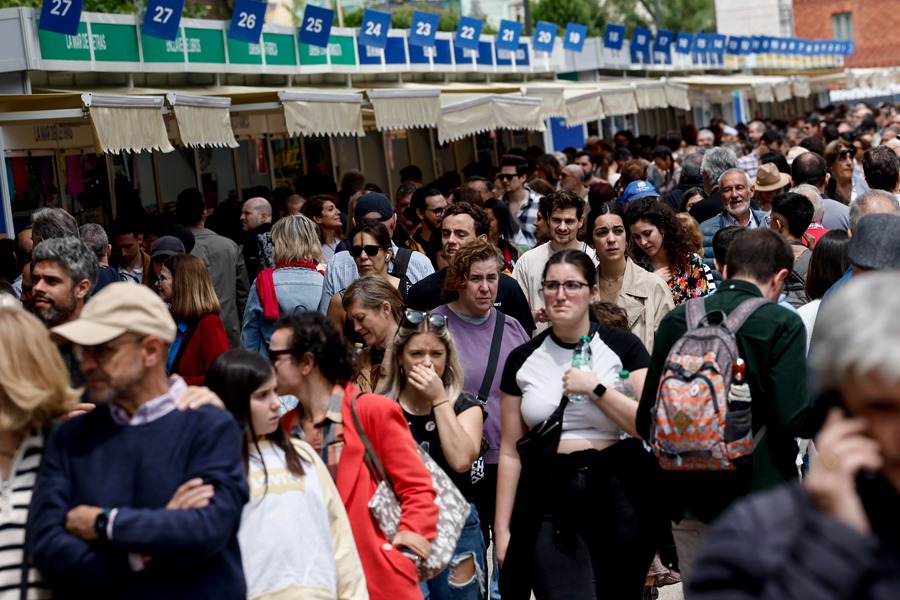 La Feria del Libro de Madrid espera haber igualado las ventas de 2022 pese a la lluvia