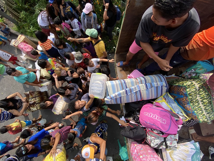Filipinos que viven al pie del volcán Mayon son evacuados