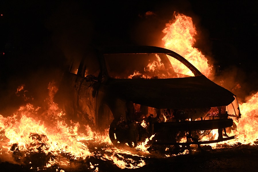 Un coche arde durante los enfrentamientos registrados esta pasada noche entre manifestantes y policías antidisturbios en Nanterre, cerca de París, Francia
