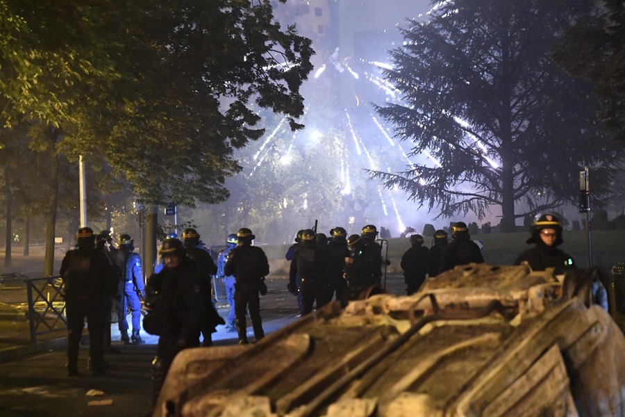 La policía antidisturbios se enfrenta a los manifestantes en Nanterre, cerca de París, Francia, esta pasada noche.