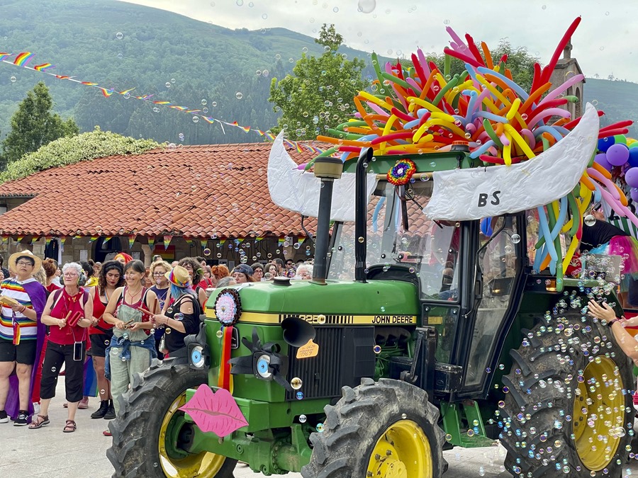 Tractores y cencerros reivindican respeto para el colectivo LGTBI del mundo rural