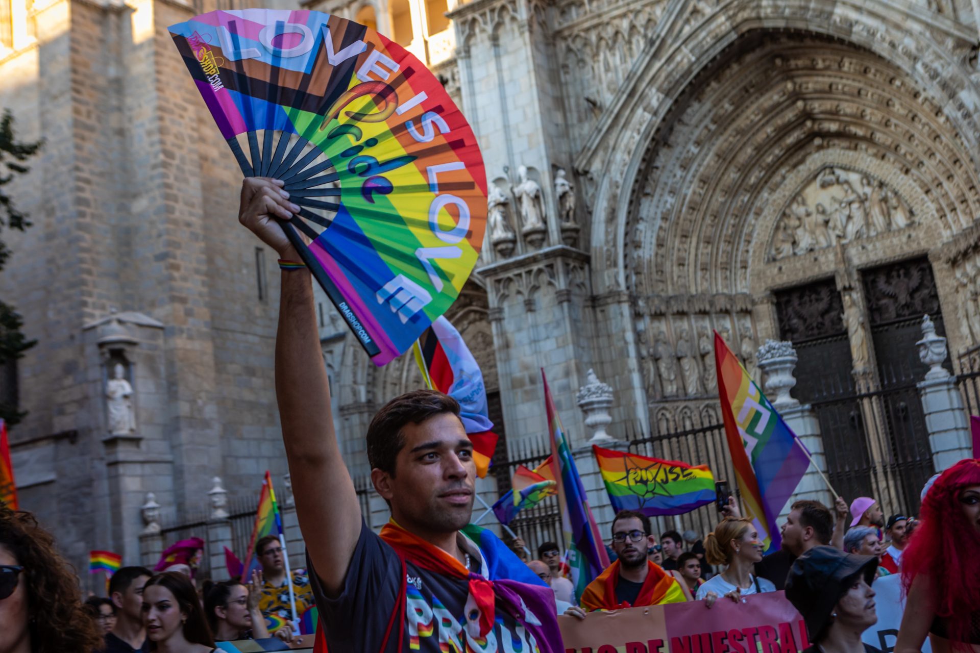 La bandera arcoíris ondea en las Cortes de Castilla-La Mancha en apoyo al colectivo LGTBI