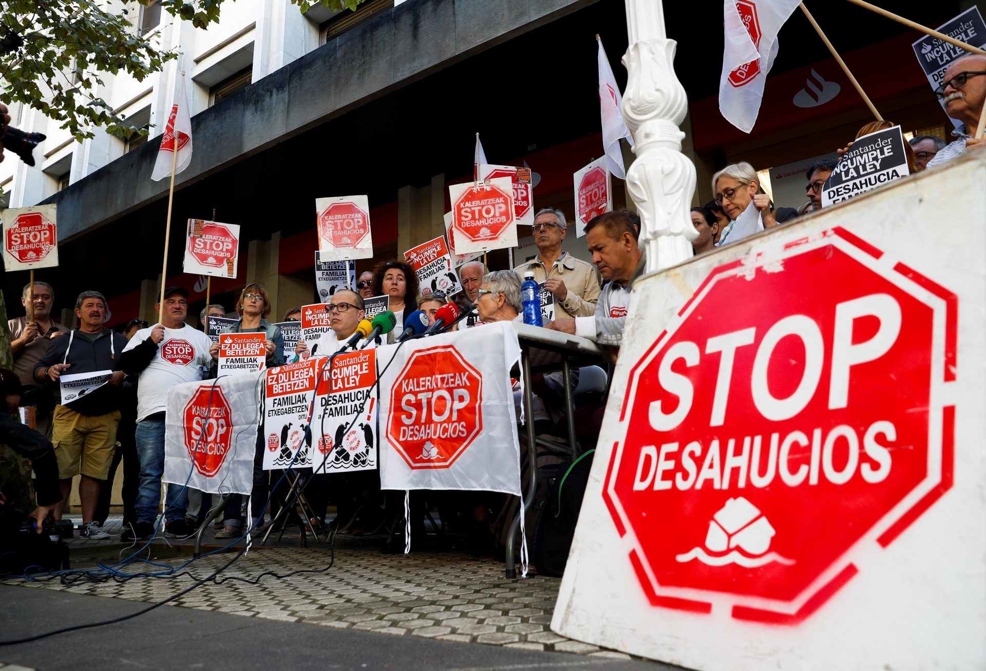 Protesta organizada por la plataforma Stop Desahucios ante una entidad bancaria de San Sebastián. EFE/Javier Etxezarreta