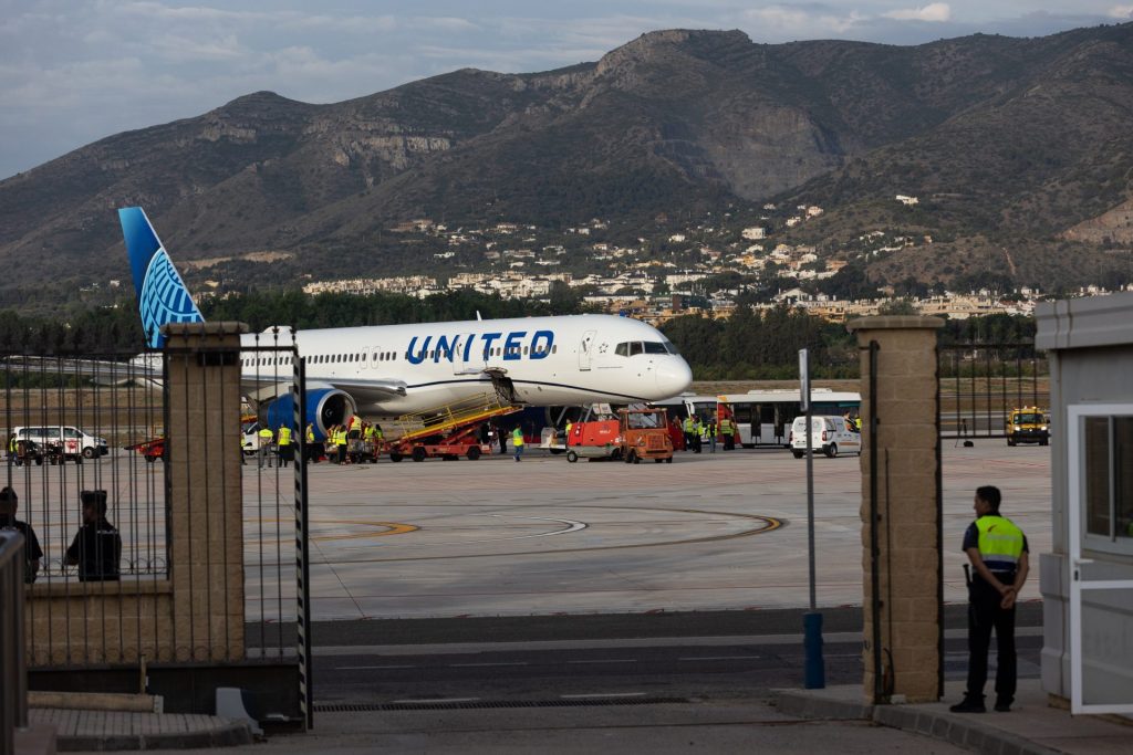 Un avión en la pista del aeropuerto de Málaga, en una imagen de archivo.