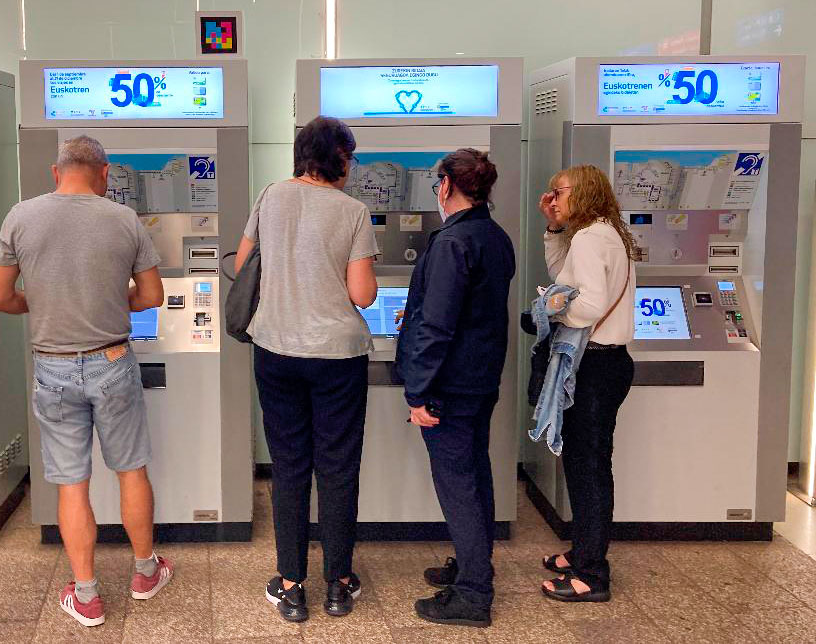 Usuarios del Metro compran billetes con descuento en las máquinas de Euskotren. EFE/Luis Tejido