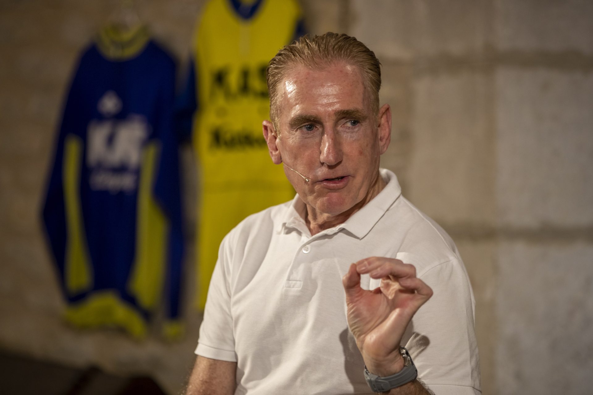 El ex-ciclista irlandés Sean Kelly, ofrece en Vitoria una charla sobre el equipo ciclista KAS, del que formó parte en los años 80.EFE/David Aguilar