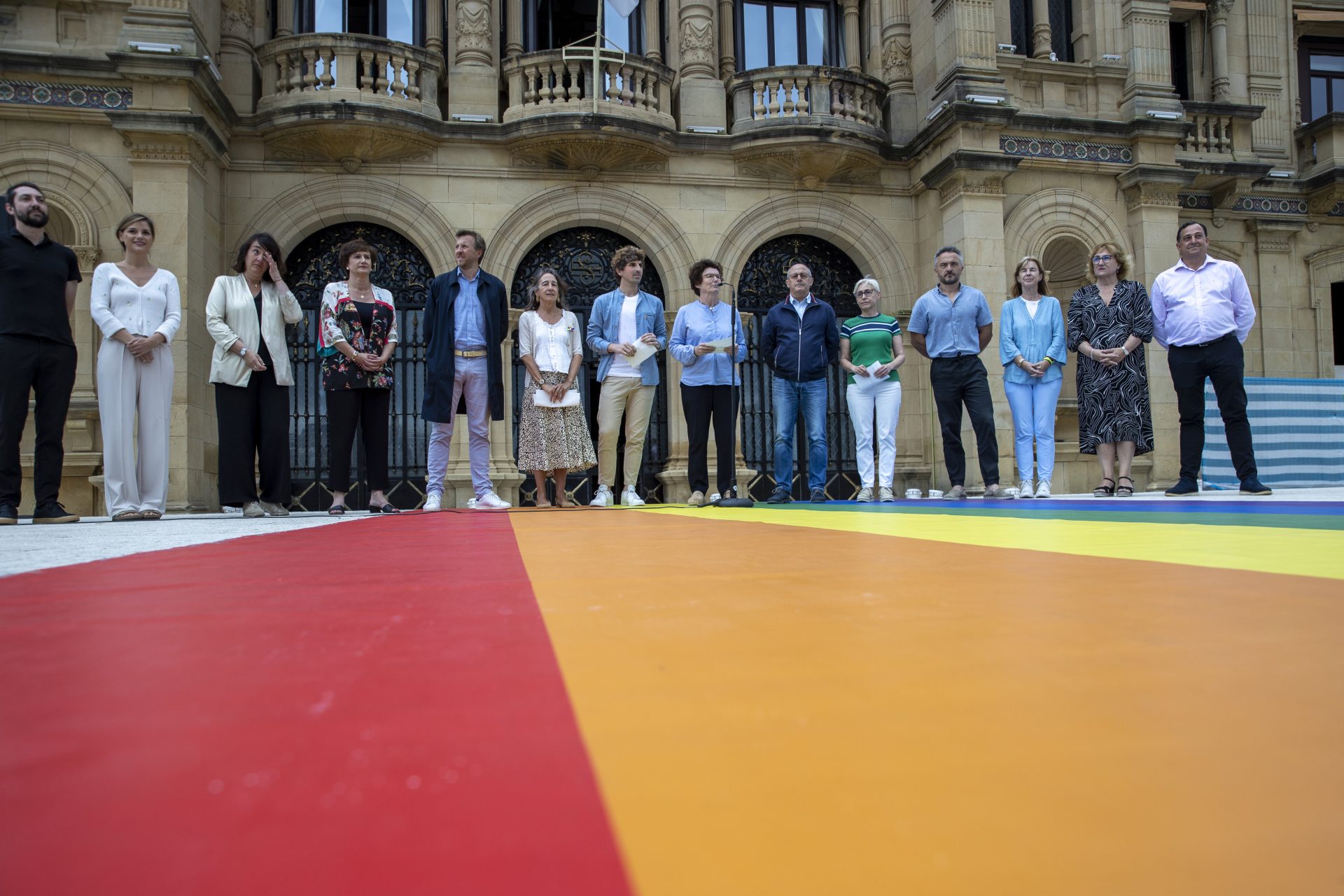 Los miembros de la corporación municipal de San Sebastián han presentado una declaración con motivo del Día Internacional del Orgullo LGTBIQ+. EFE/Javier Etxezarreta