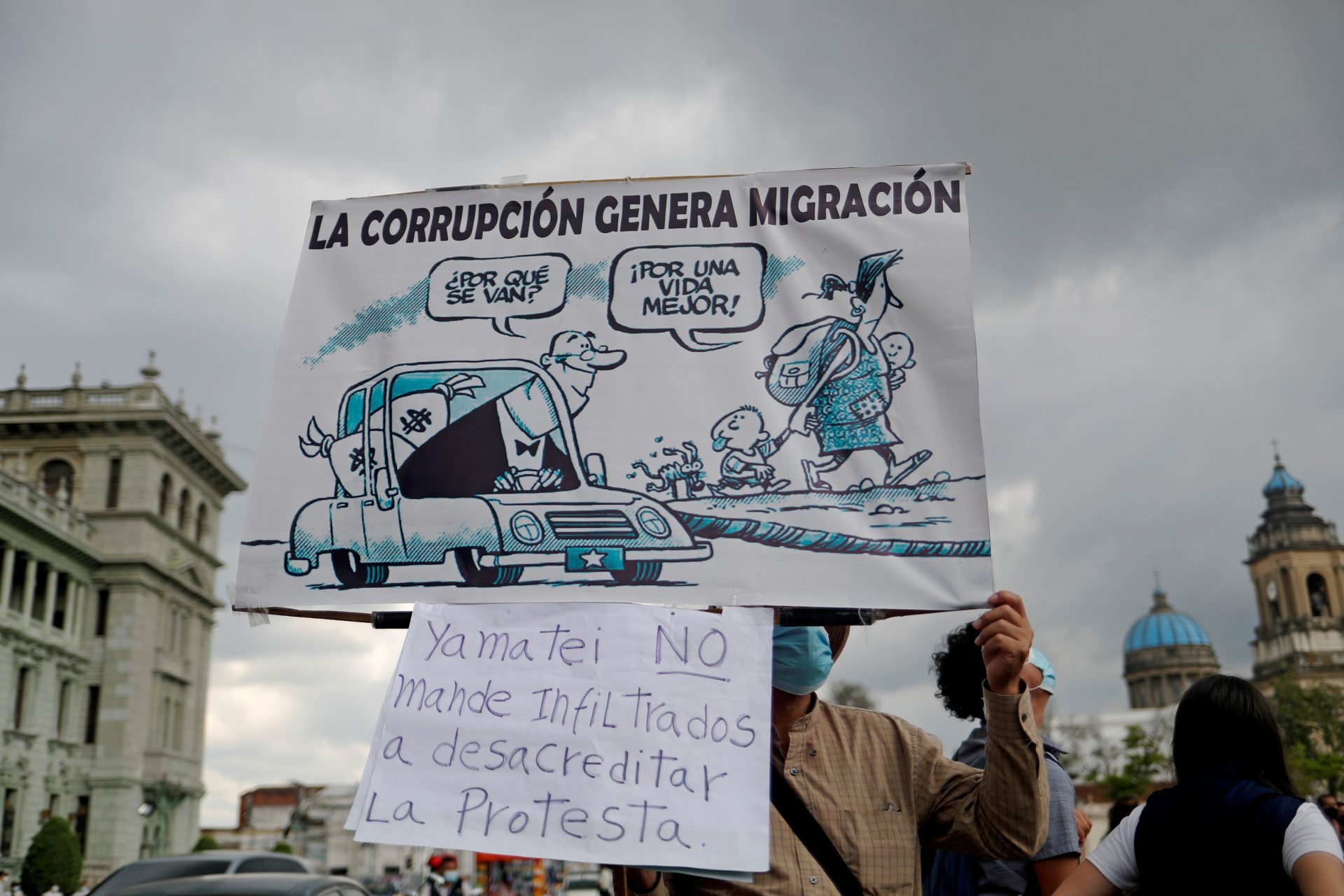Guatemaltecos se manifiestan contra el gobierno de Alejandro Giammattei, en una fotografía de archivo. EFE/Esteban Biba