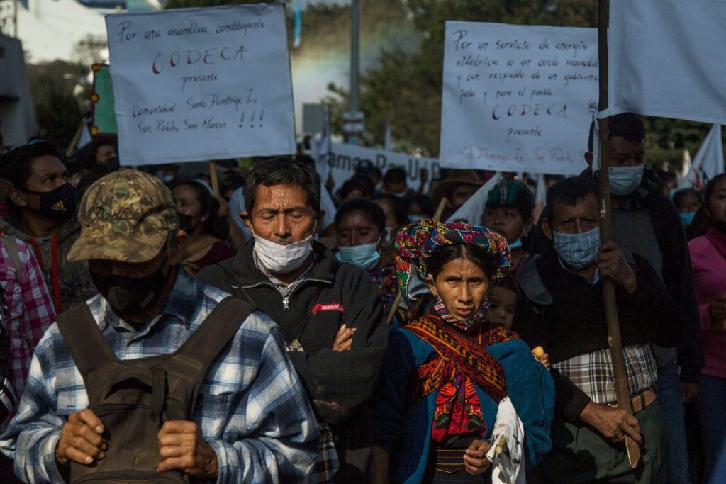 Indígenas y campesinos participan en una caminata para exigir la renuncia del presidente del Guatemala, Alejandro Giammatte, por múltiples problemas como la corrupción, en una fotografía de archivo. EFE/Esteban Biba