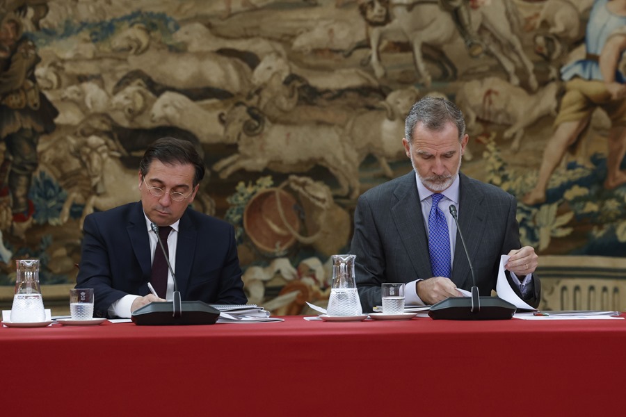 Los expresidentes González, Aznar, Zapatero y Rajoy, junto al rey en la reunión del Patronato de Elcano