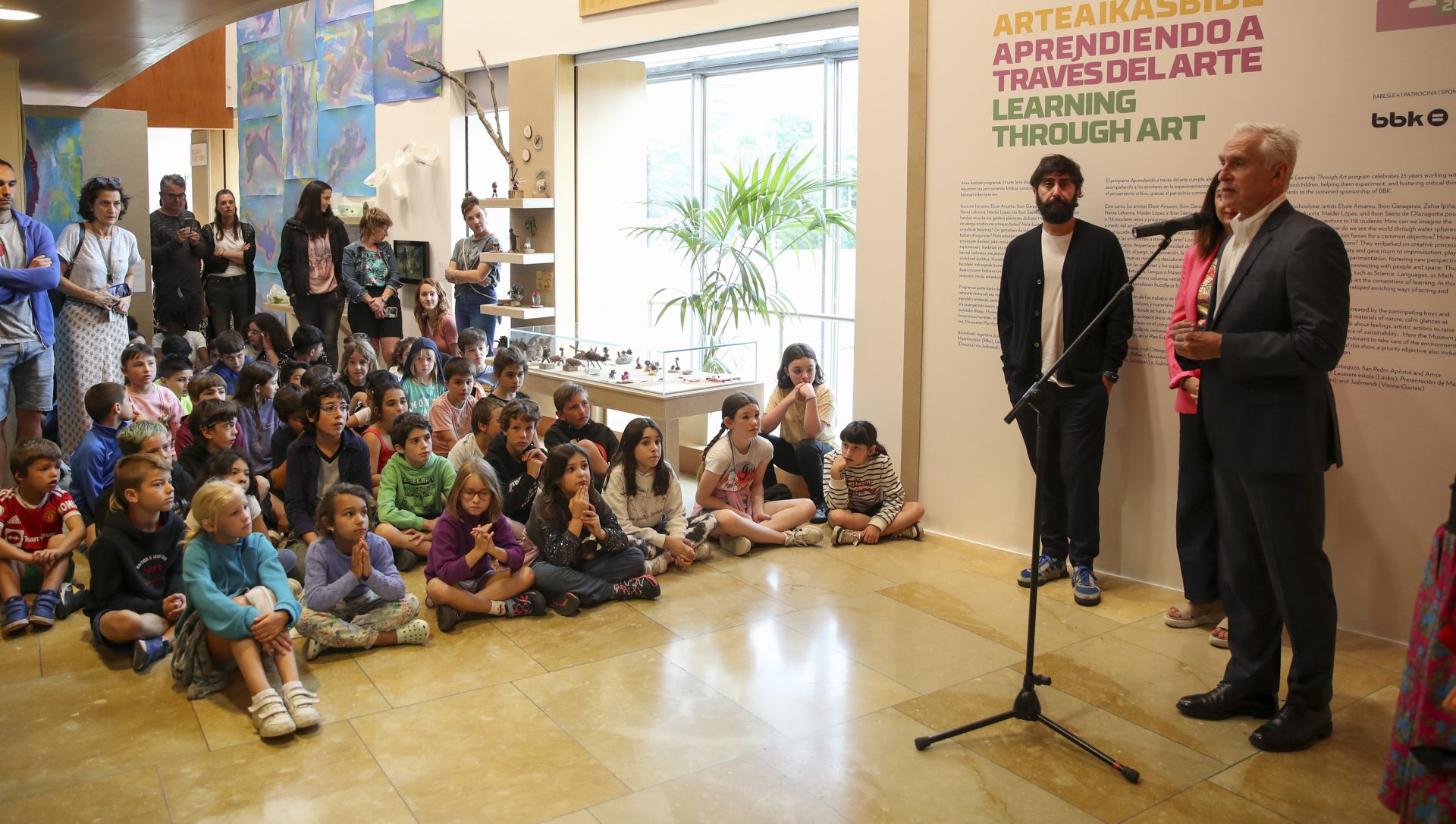 El director del museo Guggenheim de Bilbao Juan Ignacio Vidarte, (d) presenta la exposición de la vigesimoquinta edición del programa educativo "Aprendiendo a través del arte", correspondiente al curso escolar 2022–23. EFE/Luis Tejido