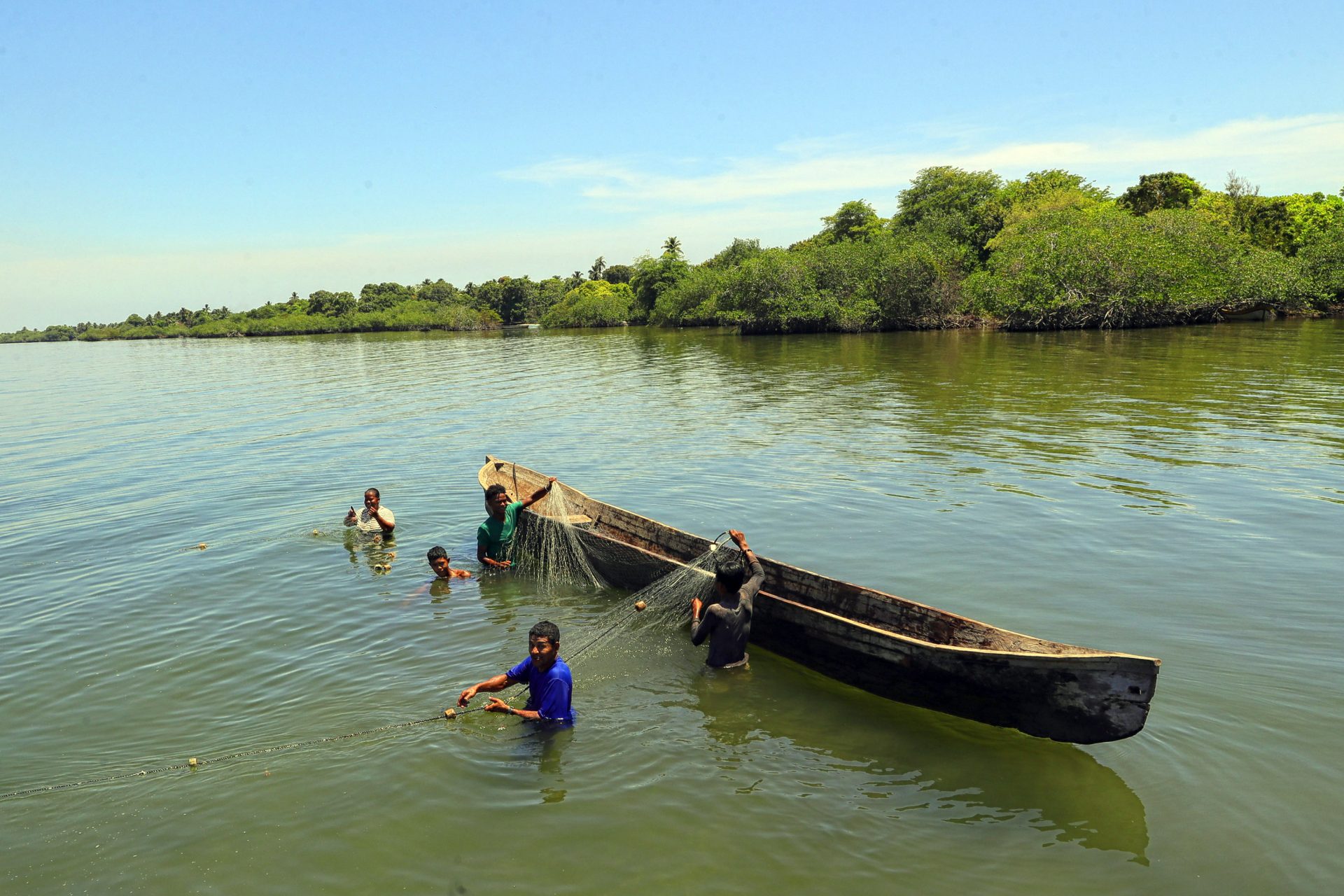 Indígenas de la etnia Miskita ubican redes de pesca, el 24 de mayo de 2023, en la comunidad de Yahurabila (Honduras). EFE/Gustavo Amador
