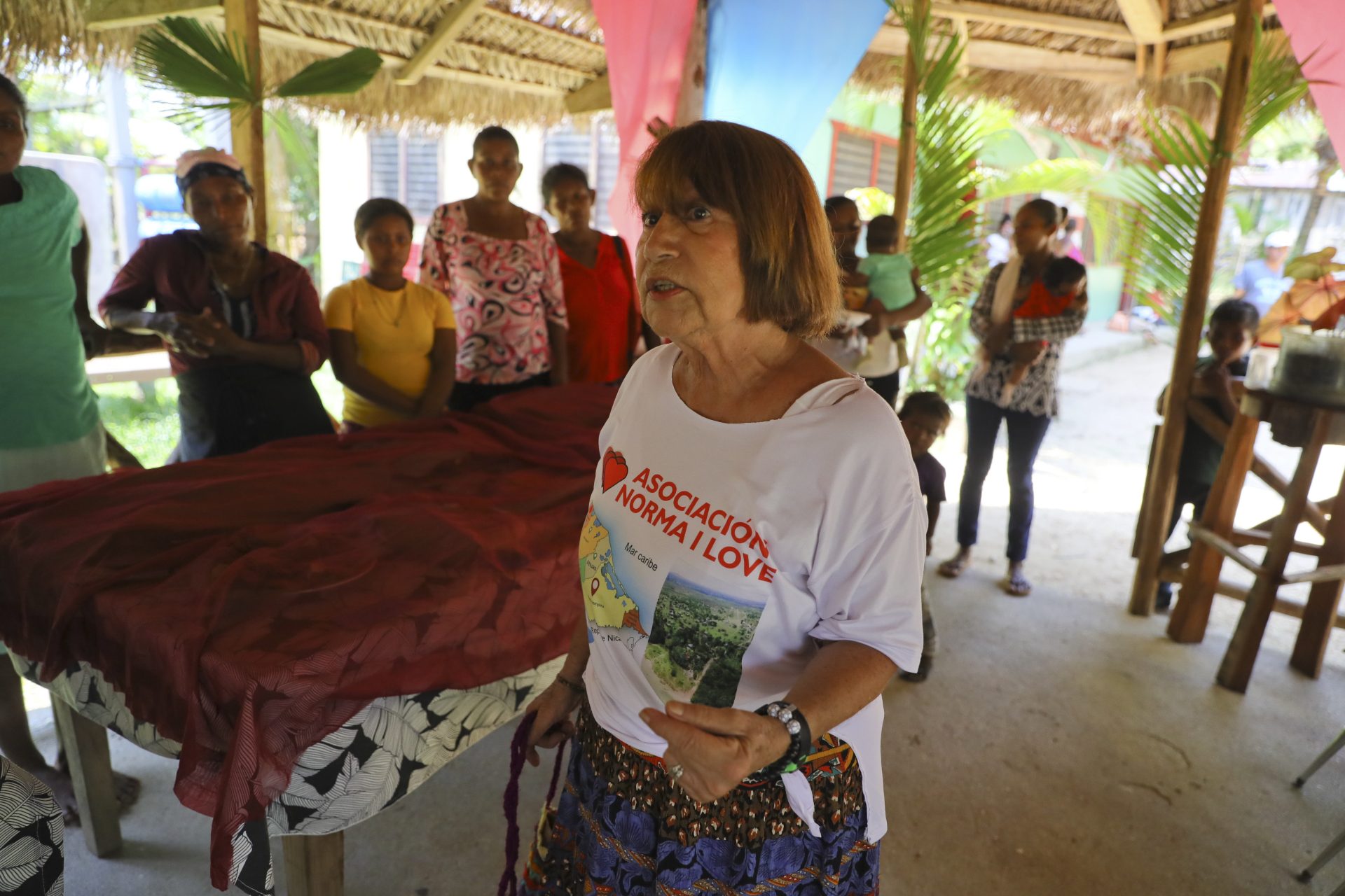 La hondureña estadounidense Norma Isabel Love (c), habla durante una entrevista con EFE en plenas labores de ayuda a niños de la etnia miskita, el 25 de mayo de 2023 en Mocorón, departamento de Gracias a Dios (Honduras). EFE/Gustavo Amador