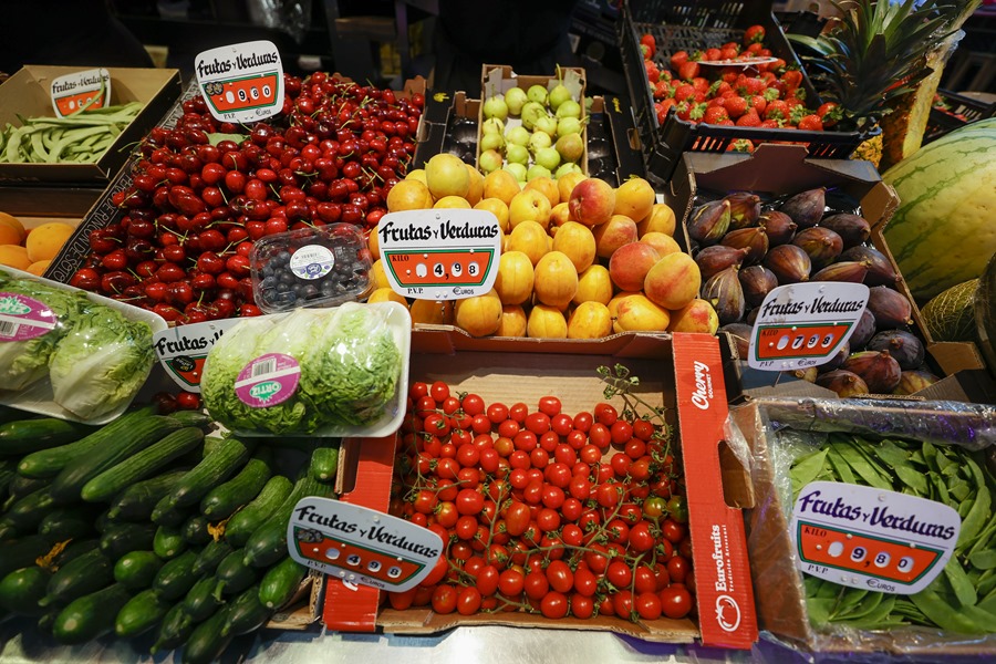 Vista de una frutería en el Mercado Maravillas de Madrid.