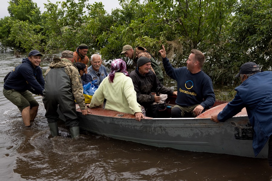 Vecinos de la aldea de Afanasiivka, en la región ucraniana de Mykolaiv, son evacuados de sus hogares por las inundaciones. 