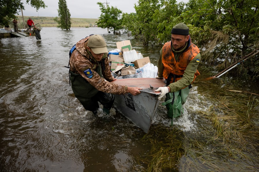 Voluntarios llevan ayuda humanitaria a los residentes locales en la aldea de Afanasiivka, en la región ucraniana de Mykolaiv, afectada por las inundaciones.