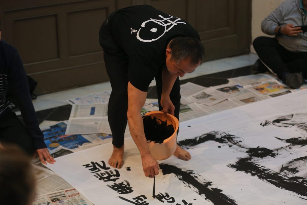 El calígrafo japonés Ryuho Hamano hace una demostración de su arte, el 30 de mayo de 2023, en la sede de la Facultad de Información y Comunicación de la Universidad de la República en Montevideo (Uruguay). EFE/Alejandro Prieto