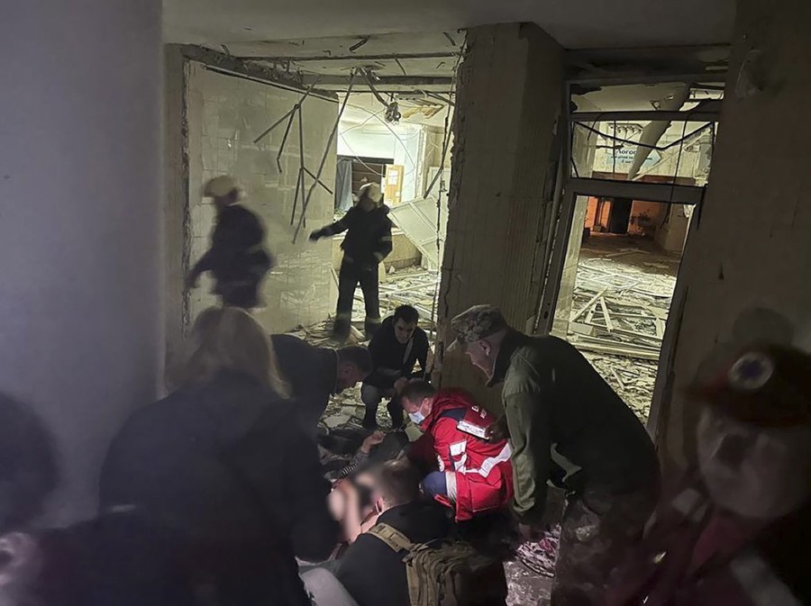 Imagen facilitada por la Administración Militar de la Ciudad de Kiev que muestra a rescatistas ucranianos trabajando en un centro de salud en el que cayeron restos de un cohete después de un ataque con misiles en Kiev.