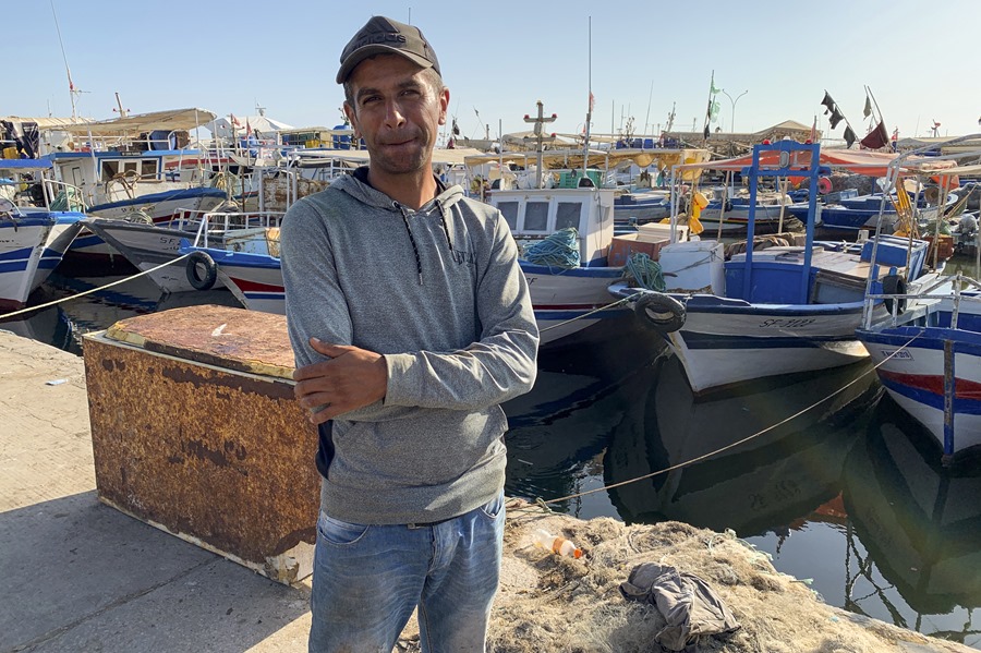 Wassim, pescador tunecino, en el Puerto de Sfax, cuenta a EFE cómo durante su faena ve barcas con migrantes que salen hacia Europa ante lo que avisan a la Guardia Nacional para su rescate. 