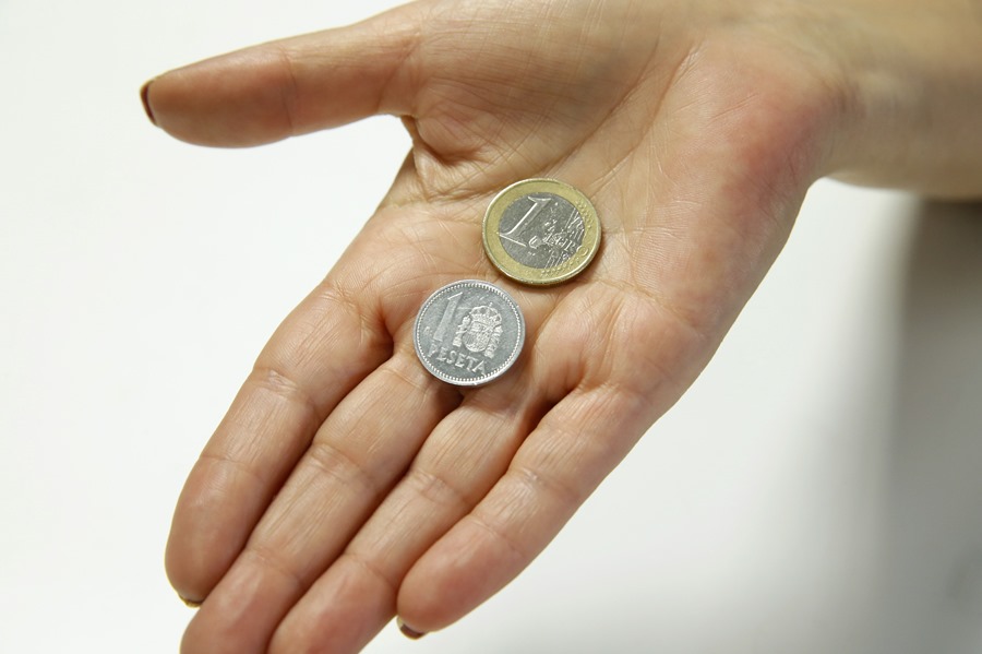 Imagen de una moneda de un euro y una peseta