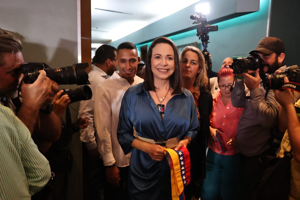 María Corina Machado, candidata de Vente Venezuela (VV) llega para su inscripción el 23 de junio de 2023, como candidata a las primarias que se celebrarán el próximo 22 de octubre, en Caracas (Venezuela). EFE/Miguel Gutiérrez
