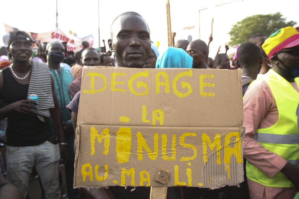 Un manifestante muestra un cartel que reza "Fuera la Misión Multidimensional Integrada de Estabilización de las Naciones Unidas en Mali (Minusma) de Mali" mientras miles de personas participan en una protesta en solidaridad con el Gobierno transitorio en Bamako (Mali), en una fotografía de archivo. EFE/Adrissa Diakité