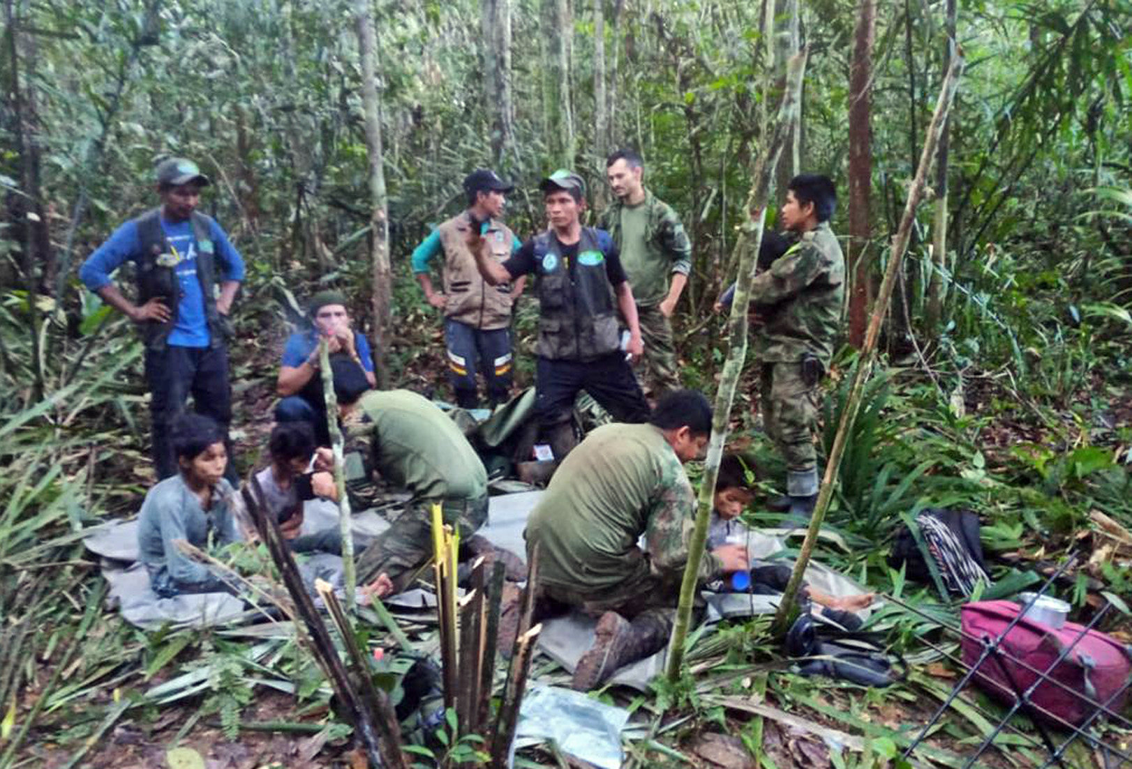 Fotografía cedida, el 9 de junio de 2023, por las Fuerzas Militares de Colombia que muestra a soldados e indígenas mientras atienden a los niños rescatados tras 40 días en la selva, en Guaviare (Colombia). EFE/Fuerzas Militares de Colombia