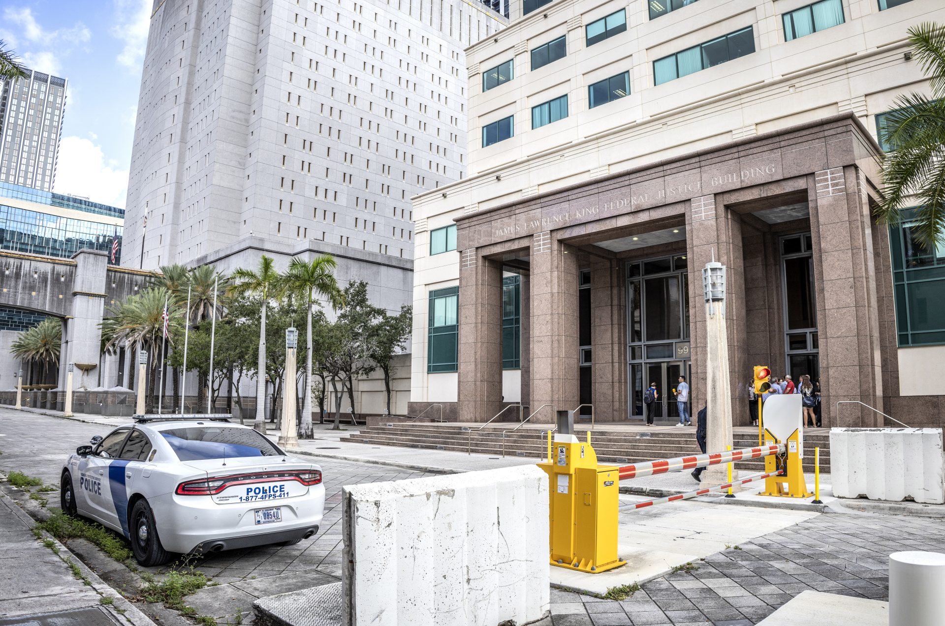 Vista de la entrada al Tribunal Federal James Lawrence King, donde Waltine Nauta, asistente dl exmandatario Donald Trump, tenía prevista una audiencia judicial, este 27 de junio de 2023, en Miami (EE.UU.). EFE/Cristóbal Herrera