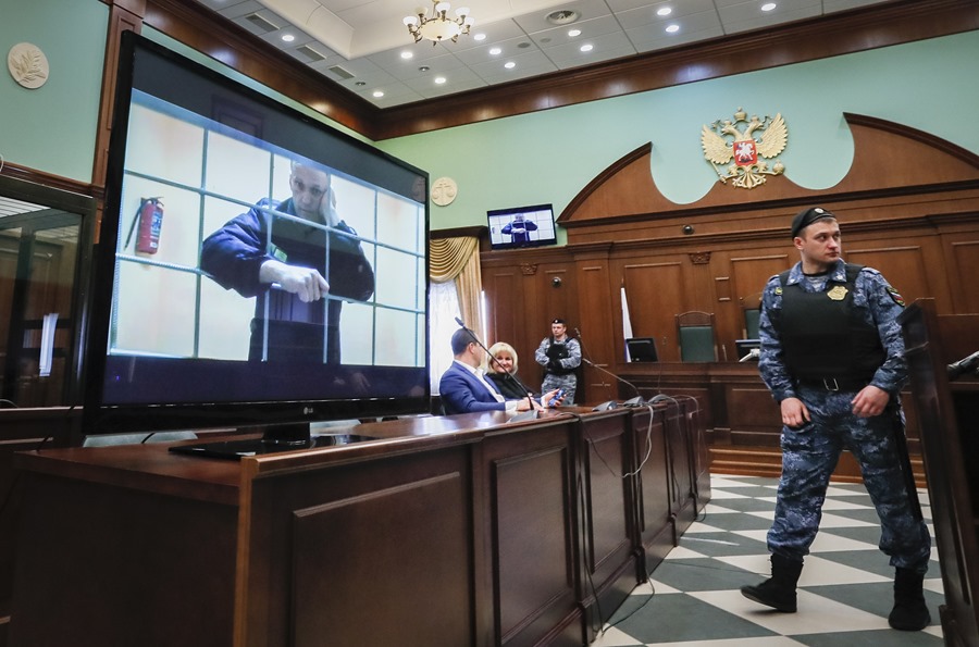 Imagen de archivo de una audiencia de apelación en la Corte Penal de Moscú del opositor ruso Alexei Navalni, que intervino por videoconferencia desde el penal en el que cumple condena.