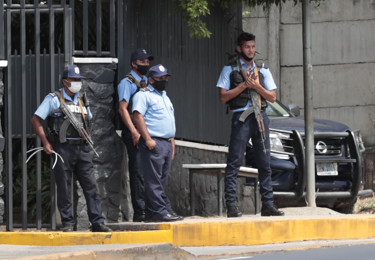 Autoridades de Nicaragua participan en el allanamiento de la vivienda de la opositora Cristiana María Chamorro Barrios, en Managua, en una fotografía de archivo. EFE/Jorge Torres