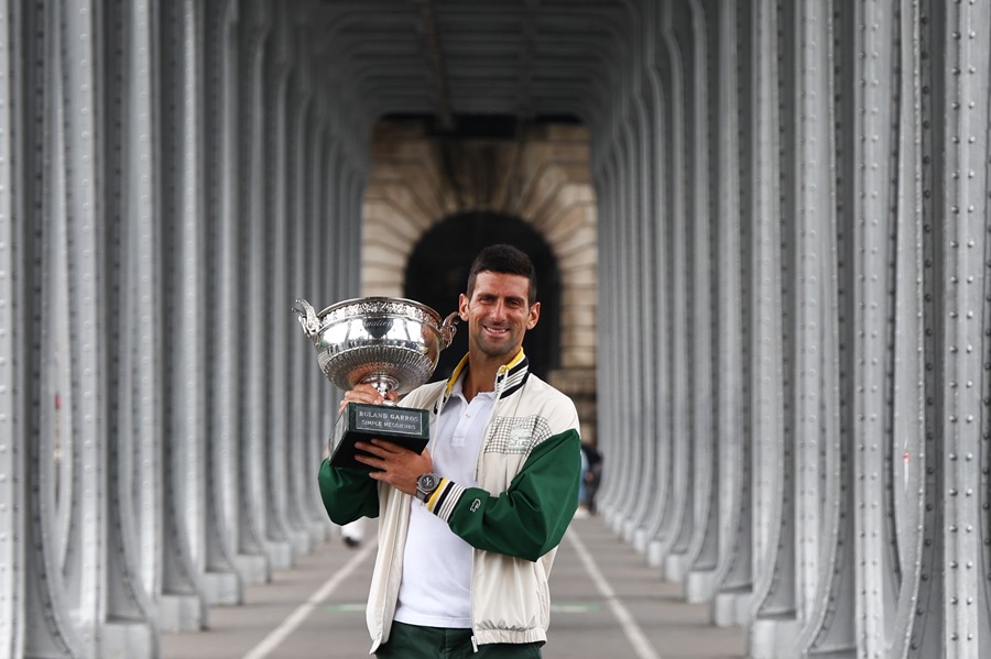 El tenista Novak Djokovic muestra su trofeo.