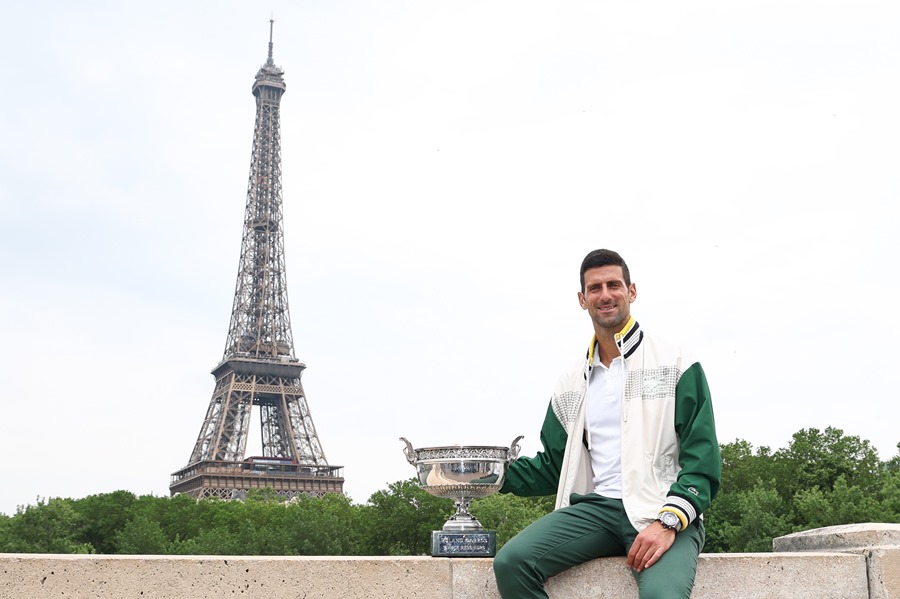 El tenista Novak Djokovic, con su trofeo. 