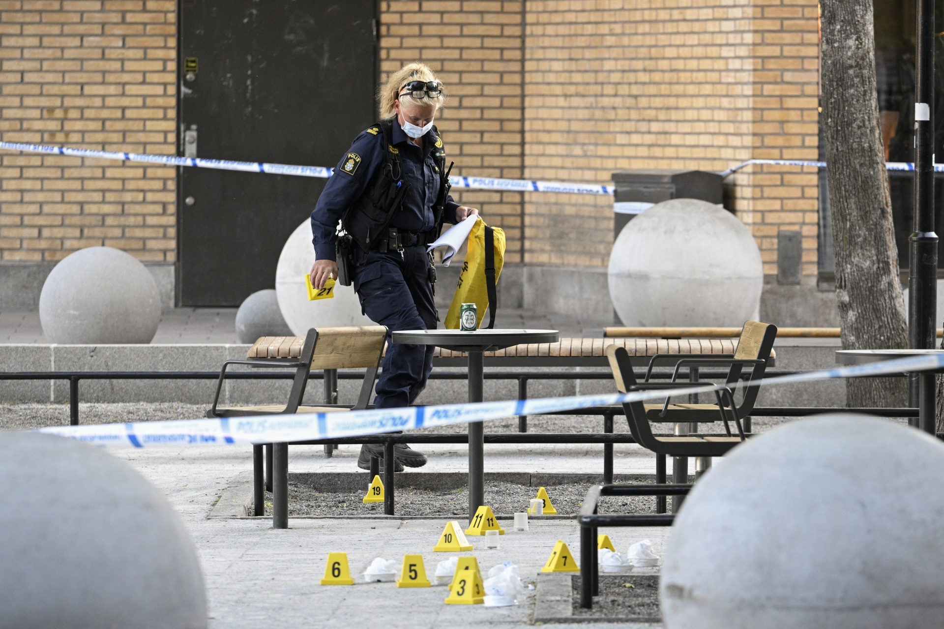 Dos adolescentes de 15 años murieron y otras dos personas resultaron heridas en un tiroteo ocurrido este sábado en Estocolmo, informó la policía, que ha detenido a dos sospechosos aunque se desconocen todavía las causas del suceso