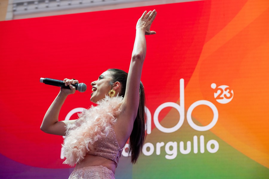 Actuación de la cantante Blanca Paloma en el pregón de las Fiestas del Orgullo MADO 2023 .