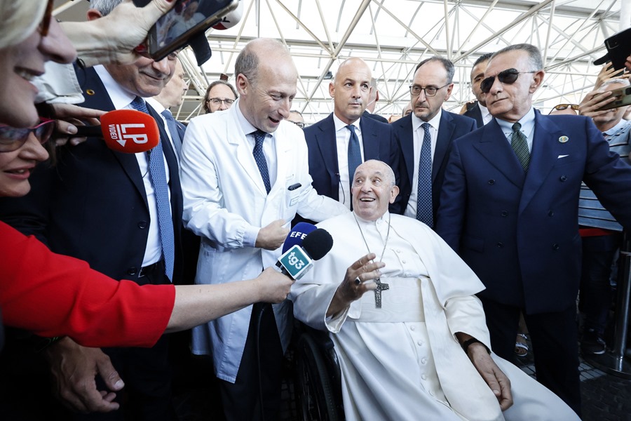 El papa Francisco bromea con los periodistas a su salida del Hospital Gemelli de Roma, acompañado por el doctor Sergio Alfieri (c-i), el cirujano que el pasado 7 de junio le operó de una hernia abdominal.