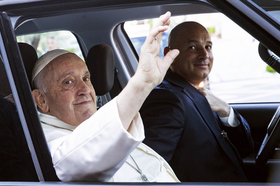 El papa Francis (i) al abandonar este viernes, 16 de junio, el Hospital Gemelli de Roma