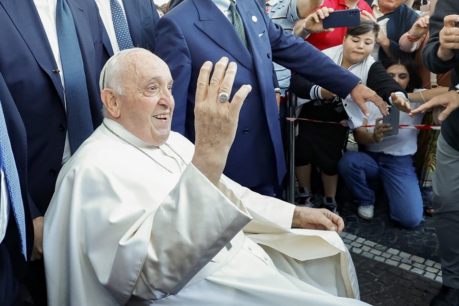 Un sonriente papa Francisco abandona el hospital