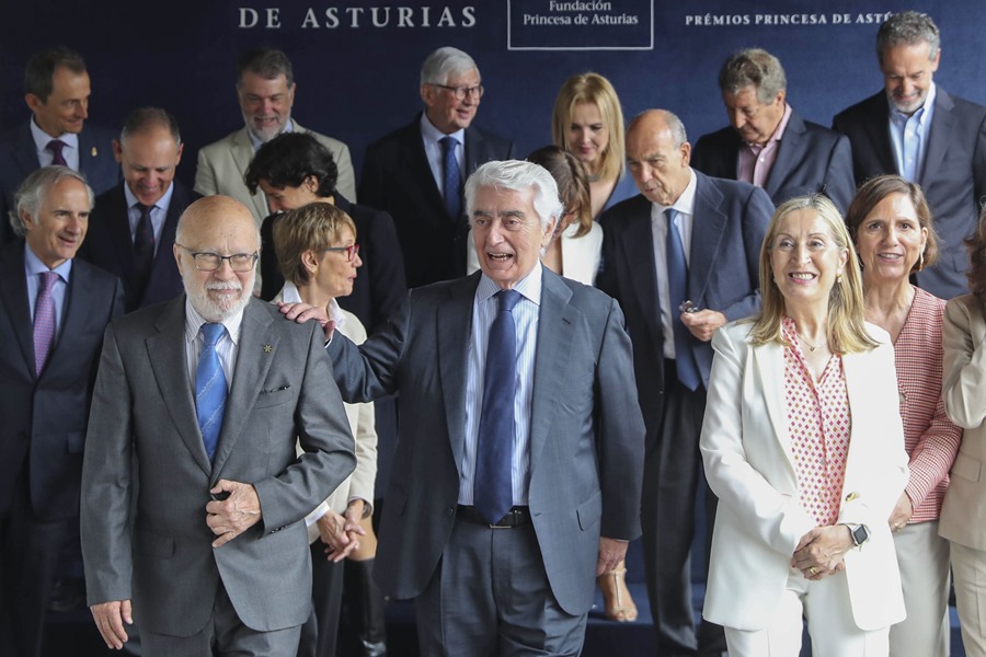  El jurado del Premio Princesa de Asturias de Cooperación Internacional, presidido por Gustavo Suárez Pertierra (c), ayer en Oviedo. E