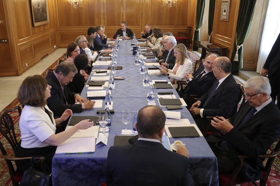 The jury of the Princess of Asturias Award for International Cooperation, chaired by Gustavo Suárez Pertierra, yesterday in Oviedo. 