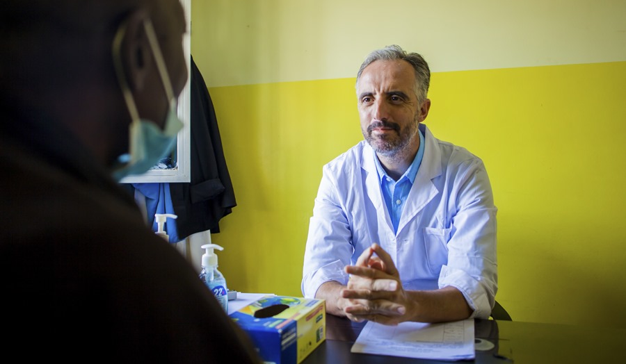 El médico chileno-francés Luis Pizarro, director ejecutivo de la Iniciativa Medicamentos para Enfermedades Desatendidas, en el Centro Hospitalario Kimpese de la República Democrática del Congo. Premio Princesa de Asturias de Cooperación Internacional