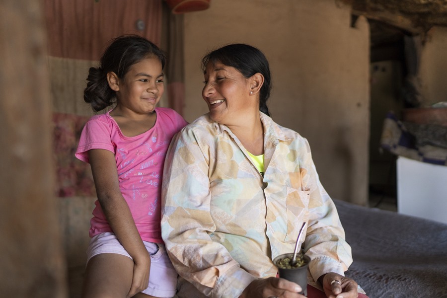 Andre (i) y su madre, Lucrecia, en Santiago del Estero, en Argentina, ayudadas por la Iniciativa Medicamentos para Enfermedades Desatendidas. Premio Princesa de Asturias de Cooperación Internacional