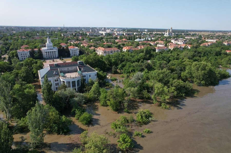 Imagen de las inundaciones en Nueva Kajovka tras la destrucción de una de las mayores y más importantes presas de Ucrania.  
