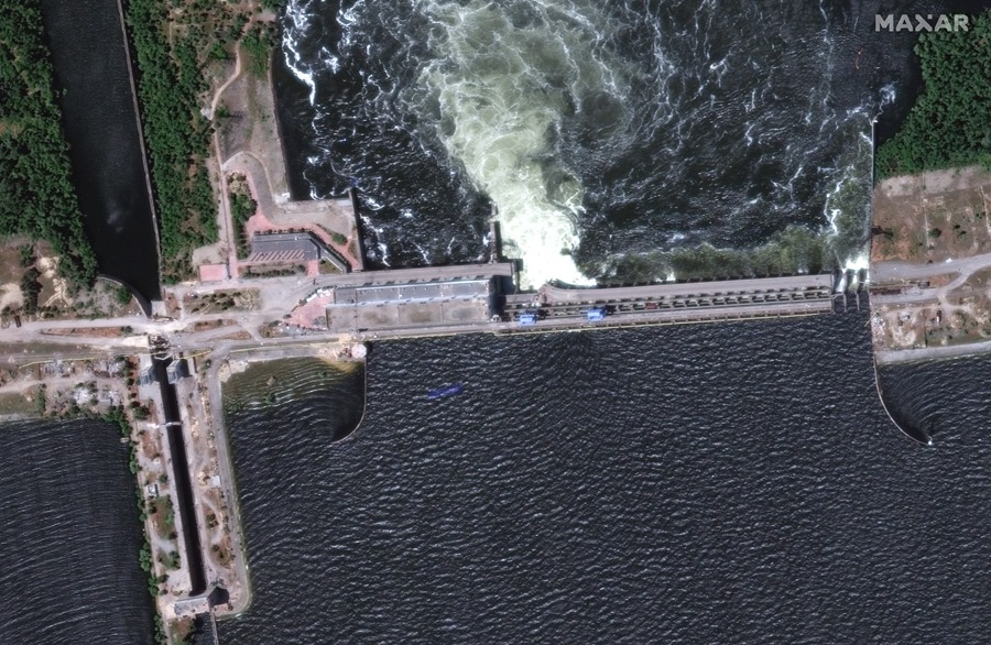 Imagen satelital proporcionada por Maxar Technologies de la presa y planta hidroeléctrica de Nova Kajovka, en el sur de Ucrania, antes de la explosión del marte