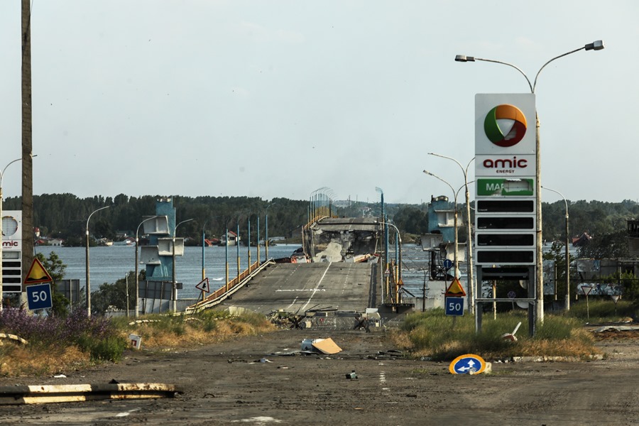 Imagen de tomada del pasado 8 de junio del puente Antonivsky, en la región de Jersón, tras la voladora de la presa de Kajovka