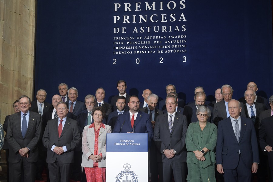 El presidente de Asturias, Adrián Barbón (c) informa, que Mary's Meals, ha sido galardonada con el Premio Princesa de Asturias de la Concordia 2023.