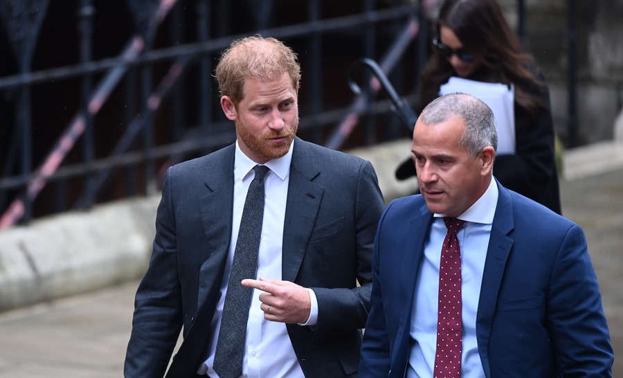 El príncipe Enrique, duque de Sussex (i) a la salida del Tribunal Superior de Londres, el pasado mes de marzo. 